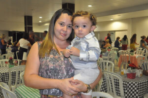 Flávia Elizia Teixeira, pela primeira vez, comemorou o Dia das Mães no happy hour