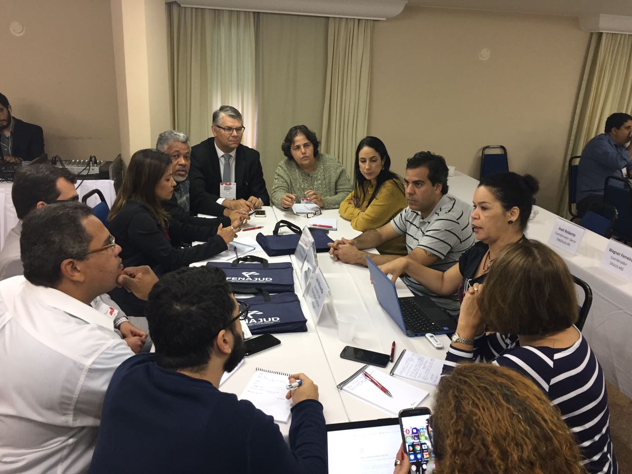 Reunião do grupo de estudos sobre assédio moral durante Conselho de Representantes da Fenajud