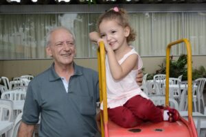Osmar Pedro de Oliveira e a neta na festa do SINDJUSTIÇA