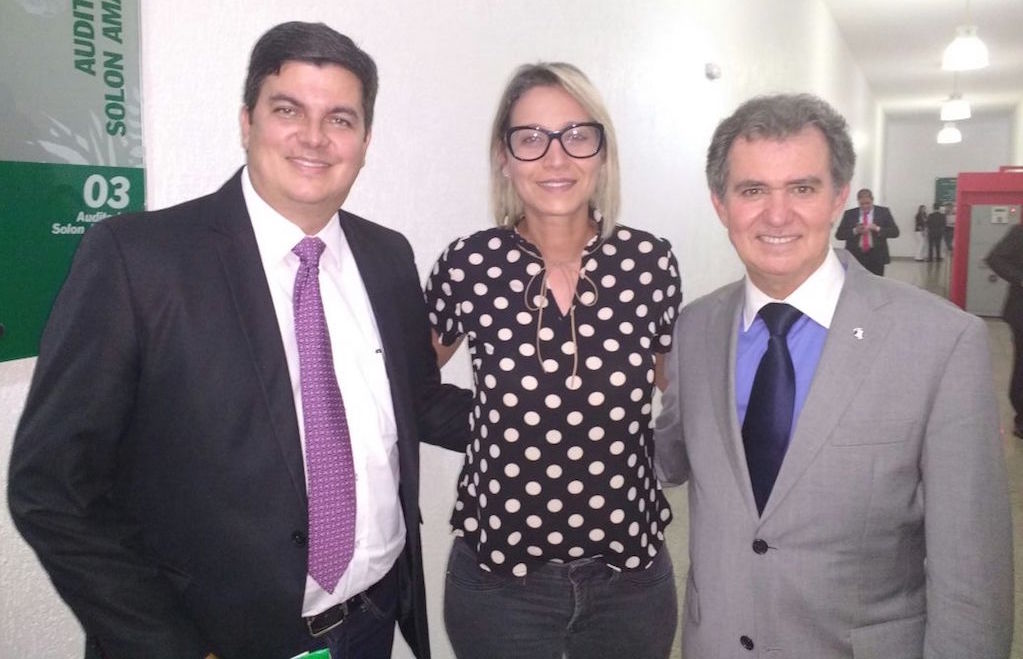 Ao lado do deputado Jean Carlo (à esquerda) e do desembargador Itamar de Lima, Mara Cristina faz diligências na Alego pela data-base de 2017