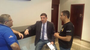 Presidente Fábio Queiroz esclarece posicionamento dos servidores ao deputado José Vitti (c). Presidente do Sindsemp, Márcio Bittencourt também participou do encontro