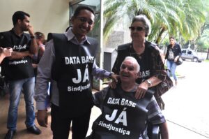 Presidente do SINDJUSTIÇA, Fábio Queiroz, ao lado do servidor aposentado Marlen e sua esposa, Mirna 