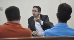 Presidente Fábio Queiroz presta assistência a servidores de Itaberaí