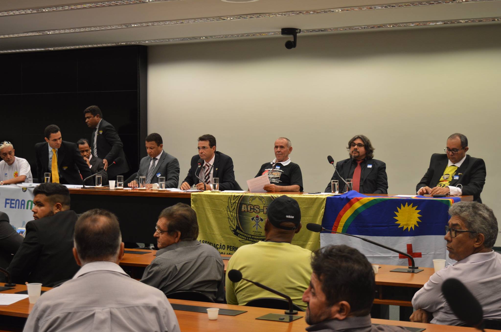 Representantes de diversos sindicatos e centrais sindicais de servidores públicos em debate, na Câmara, sobre o PLP 257/16 