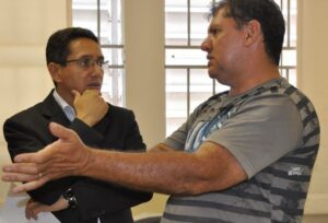 Fábio Queiroz e o oficial de Justiça Osteir Firmo da Costa