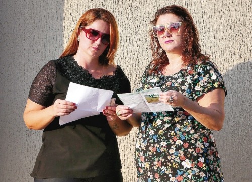 Giselly e Adriana estãoenfrentando dificuldades em marcar exames nas clínicas credenciadas ao Ipasgo (O Popular)