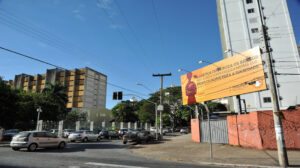 Outdoor do SINDJUSTIÇA leva os dizeres 'A Justiça que cruza os braços para os seus servidores é a mesma que fecha os olhos para a sociedade'. Foto: Hernany César