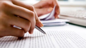 Além de assinar a lista fornecida pelo sindicato, os servidores têm de continuar batendo ponto normalmente