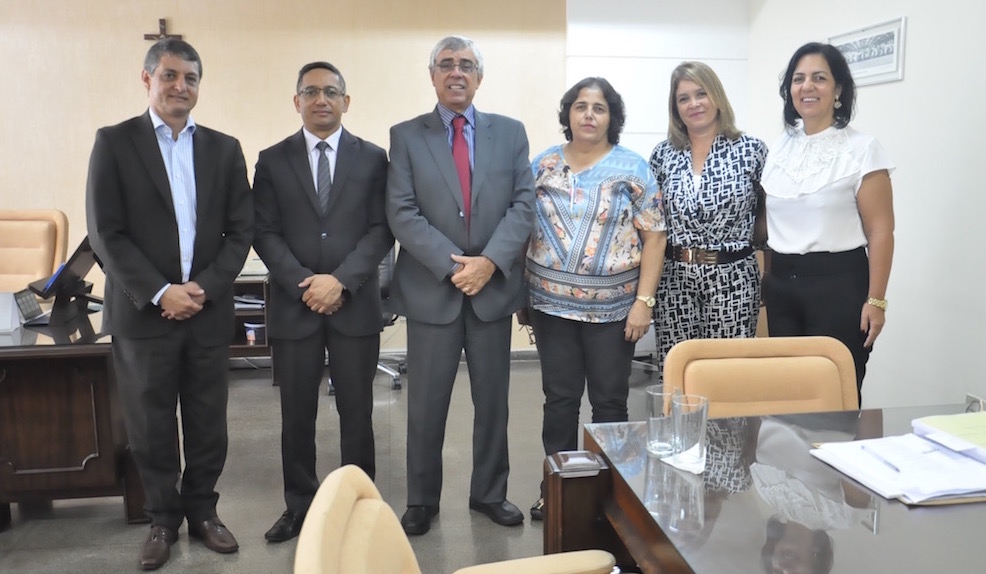 Da esquerda para a direita: Fernando Chaves, Fábio Queiroz, desembargador Gilberto Marques, Rosângela Alencar, Aparecida Magalhães e Cássia de Castro Alves