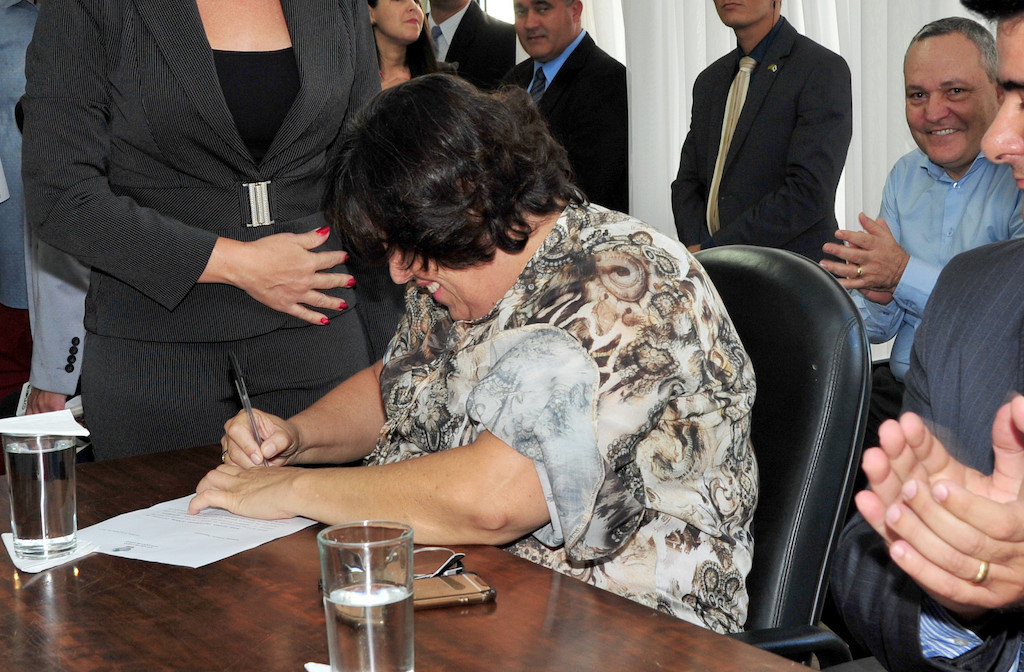 Presidente Rosângela assina documento que formaliza o pagamento da URV aos servidores