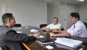 Fábio Queiroz e Fabrício Duarte levam reivindicações dos servidores ao diretor-geral do TJGO, Stenius Lacerda Bastos