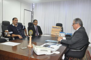 Fábio Queiroz e Fabrício Duarte apresentam pleitos dos servidores ao presidente do TJGO, desembargador Leobino Valente