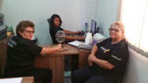 Servidora Ana de Sousa Ferreira (d) acompanhou o sorteio referente a outubro